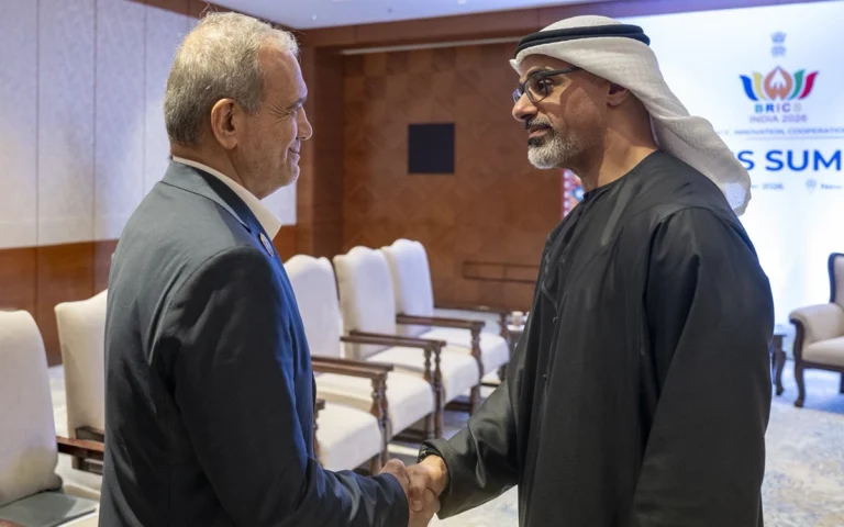 ولي عهد أبوظبي والرئيس الإيراني خلال لقائهما على هامش قمة "بريكس "في الهند (إكس)