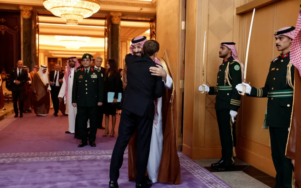 ماكرون خلال لقاء محمد بن سلمان (أ ف [)
