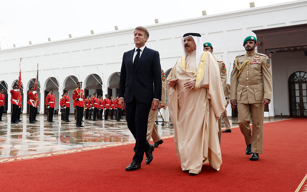 ملك البحرين لدى استقباله الرئيس الفرنسي إيمانويل ماكرون (أ ف ب)