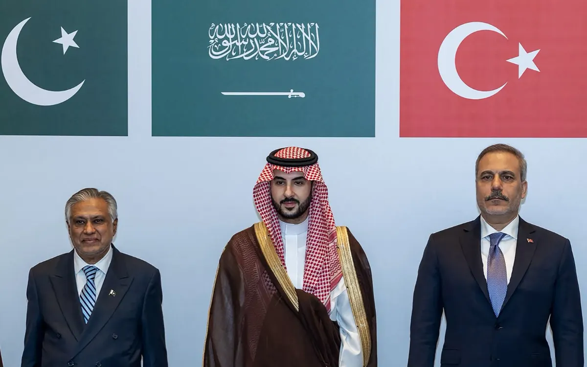 وزيرا خارجية تركيا وباكستان وخالد بن سلمان خلال قاء سابق (أ ف ب)