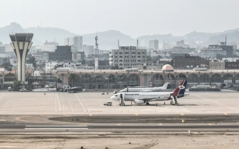 طائرتان في مطار عدن (أ ف ب)