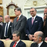 ماسك خلال الاجتماع مع ترامب (أ ف ب)