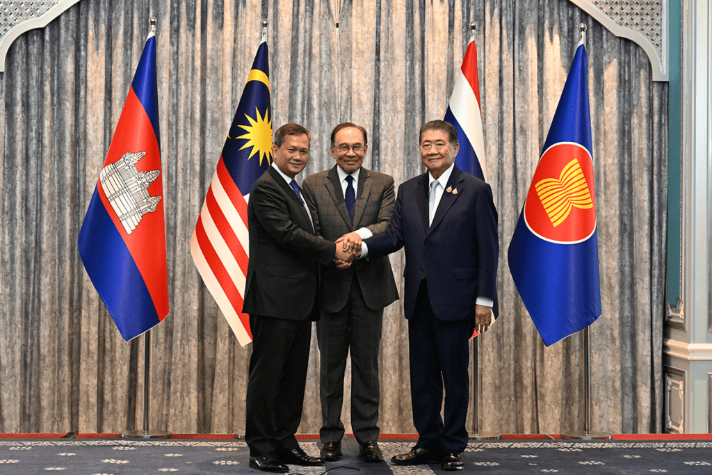 Hun Manet, Anwar Ibrahim and Phumtham Wechayachai shake hands after talks for ceasefire. AFP