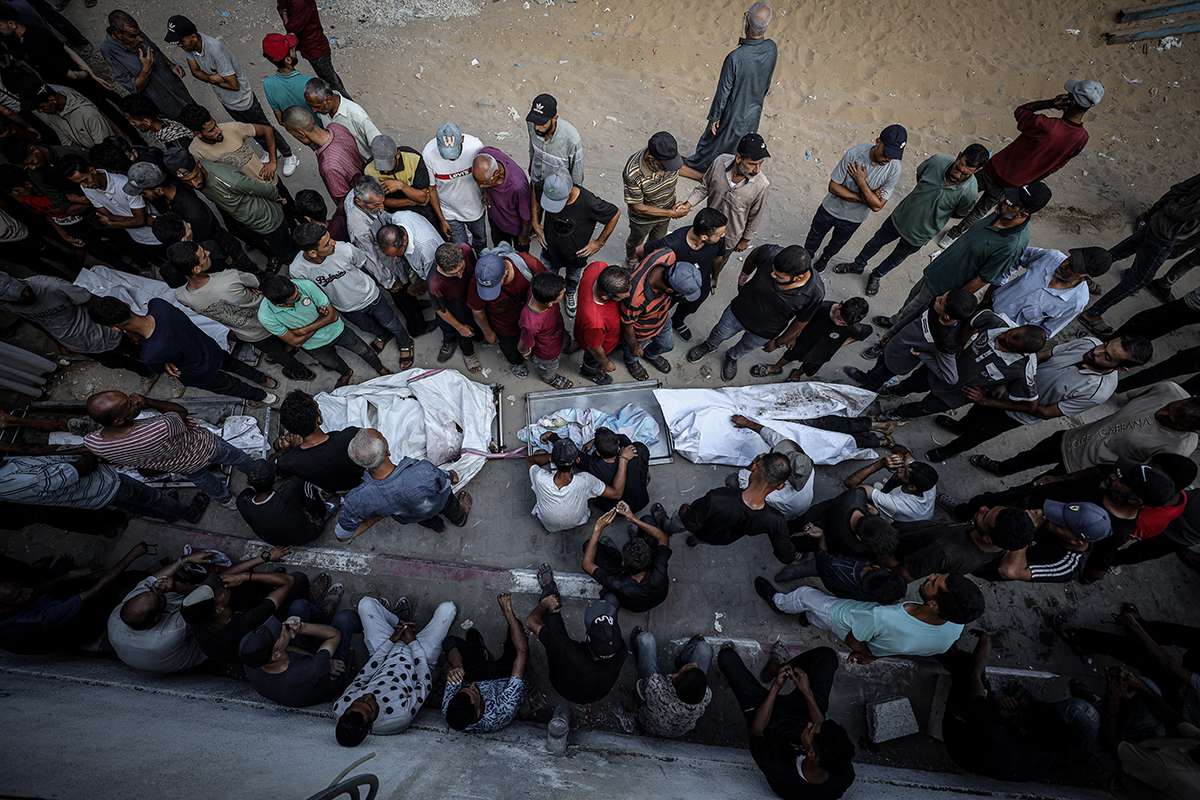 Palestinians mourn their kins in Khan Yunis. AFP