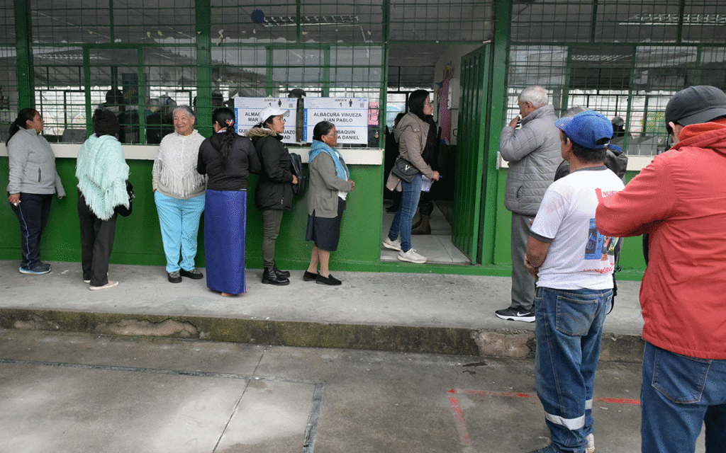 Ecuador Begins Voting on Foreign Bases, Constitutional Reforms Official