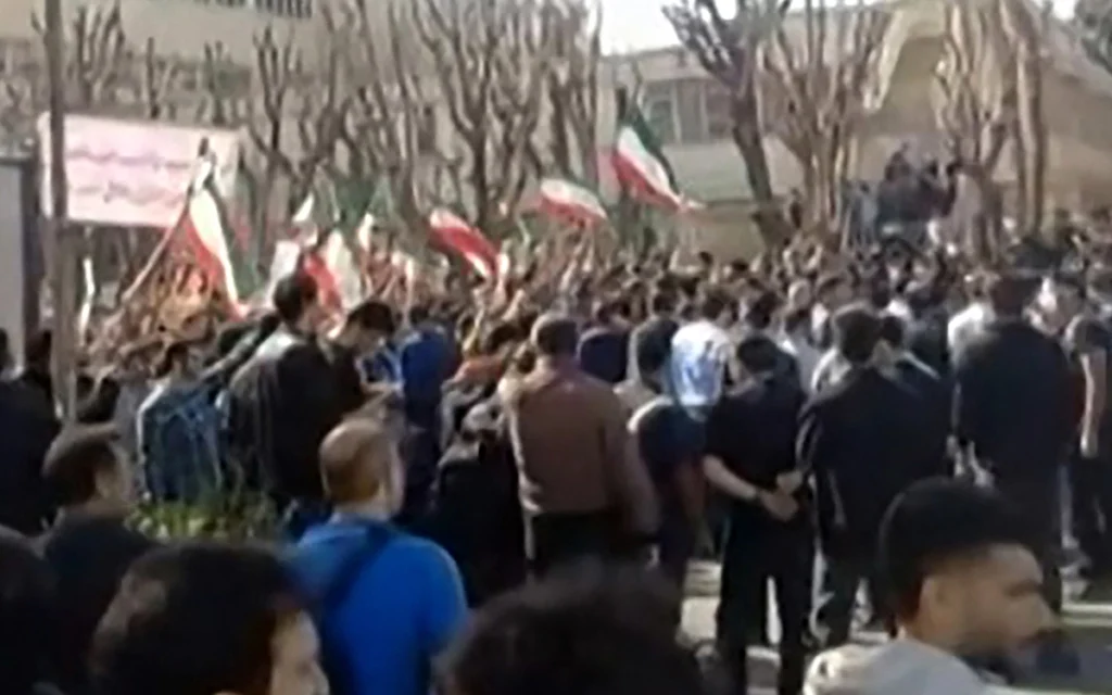 Iranian Students Chant Anti-Govt Slogans as US Threats Loom
