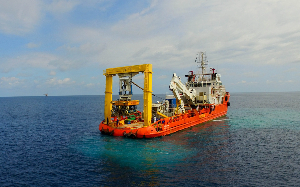 Iran Threatens to Cut Undersea Cables in Strait of Hormuz