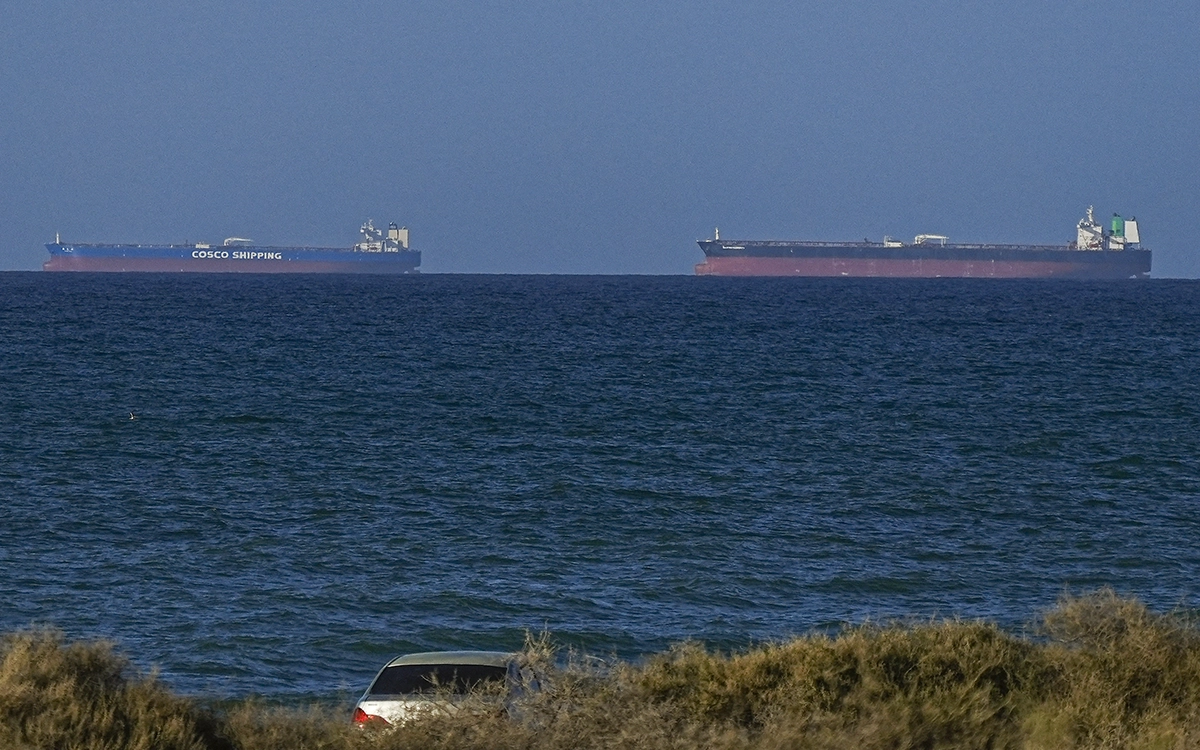 Iran Closes Strait of Hormuz Again as Trump Warns Against 'Blackmail'