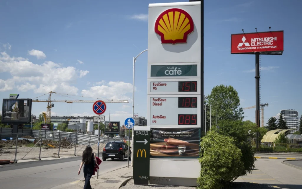 World Oil Prices Drop 5% on Hopes over US-Iran War Talks