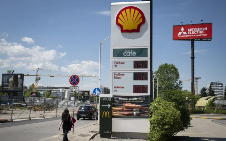 World Oil Prices Drop 5% on Hopes over US-Iran War Talks