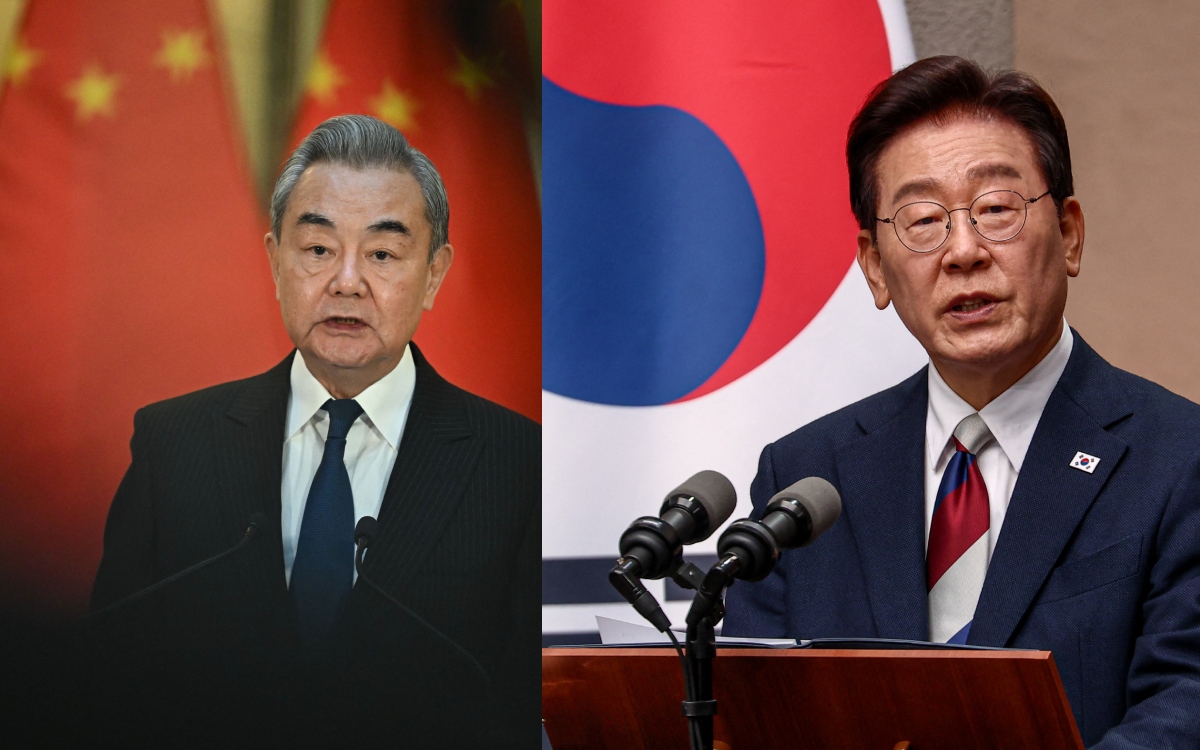 Chinese Foreign Minister Wang Yi (L) and South Korean President Lee Jae Myung (R)