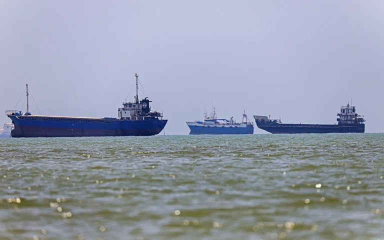 Trump Warns Iran to Open Hormuz or Get ‘Hit Very Hard’